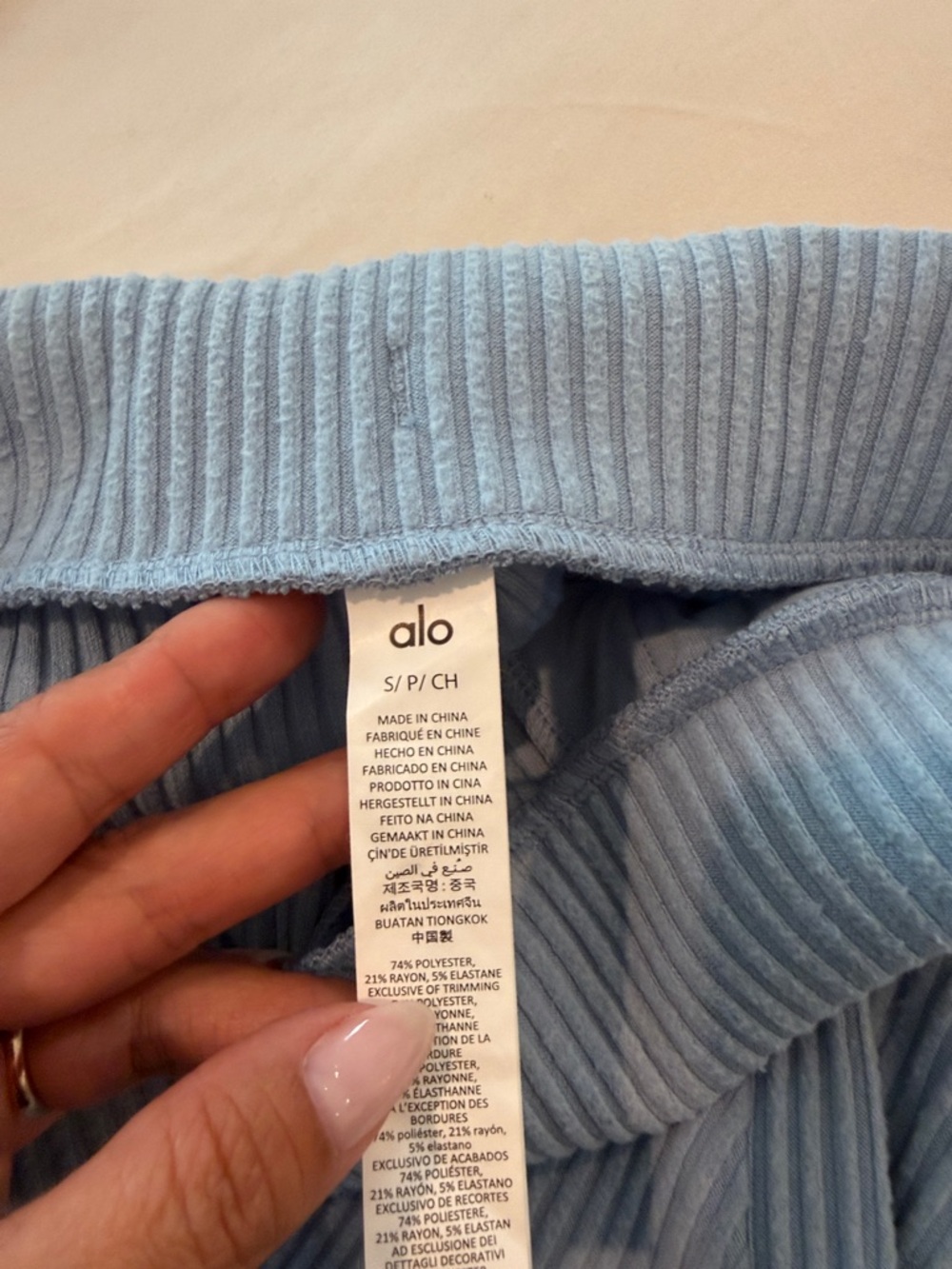 The best selling Alo Yoga Muse Set - Picture 5 of 9